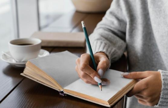 5 Profesi yang Mengharuskan Bisa Menulis Rapi dan Benar